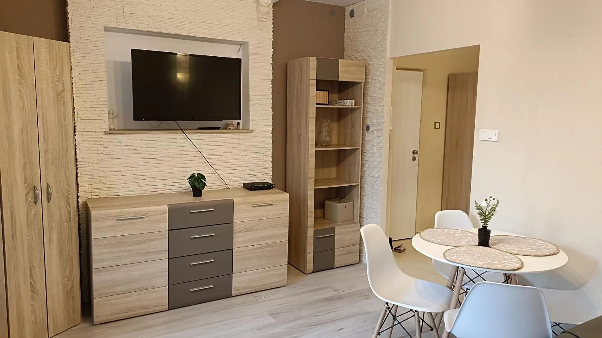Apartment Gustowne Mieszkanie Z Ogrodkiem Na Zielonym Ursynowie, Przy Metrze, Sggw, Onkologii Warsaw Poland